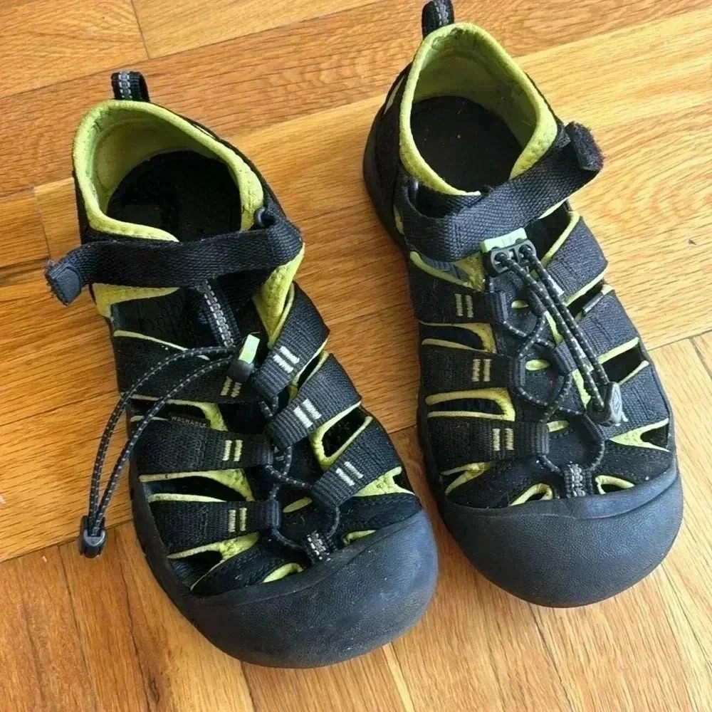 Kids Keen Newport H2 water shoes size youth 5.